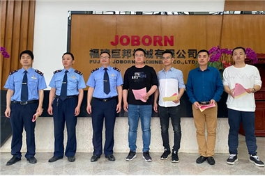 南安市水頭鎮(zhèn)市場監(jiān)督管理所所長黃彬輝一行蒞臨巨邦機械走訪調研